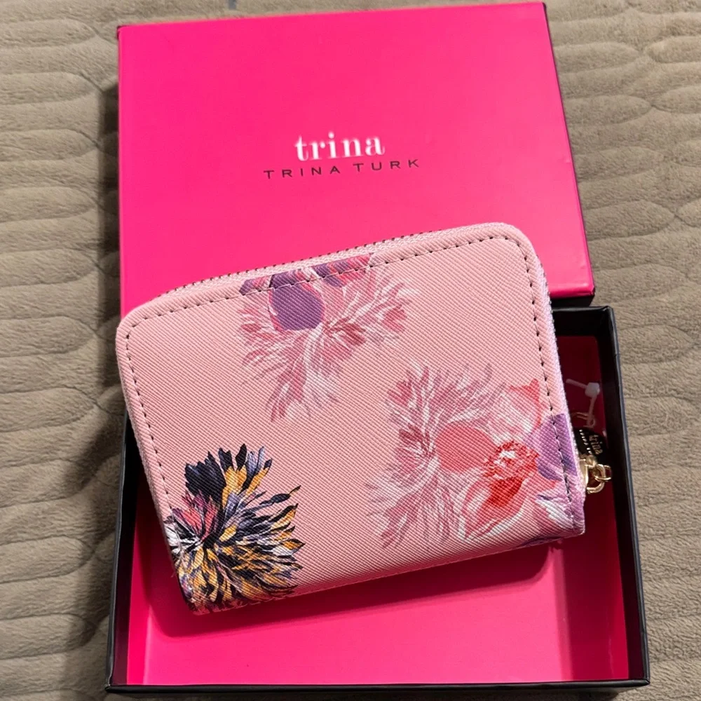 Trina Turk Floral Zip Wallet - Pink Floral Women's Wallet new in box - Picture 2 of 7